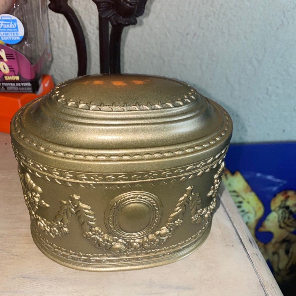 GOLDEN OVAL GILT ANTIQUE 19C JEWLERY BOX